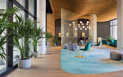 lobby hotel biophilic design legno piante