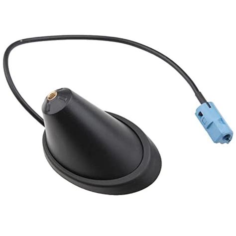Sigillatura base antenna sul tetto dell’auto