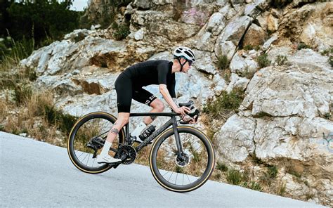 ciclista su strada affronta curva coperta