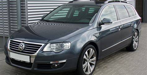 Volkswagen Passat grigio scuro station wagon