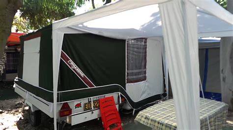 Carrello tenda aperto con ampia veranda