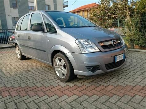 Opel Meriva usata parcheggiata