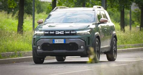 Dacia Duster SUV su strada extraurbana