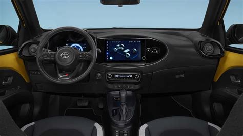 Interni Toyota Aygo X plancia e sedili