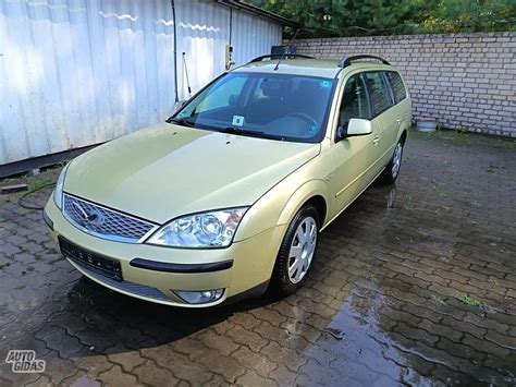Ford Mondeo 2006 sollevata per manutenzione
